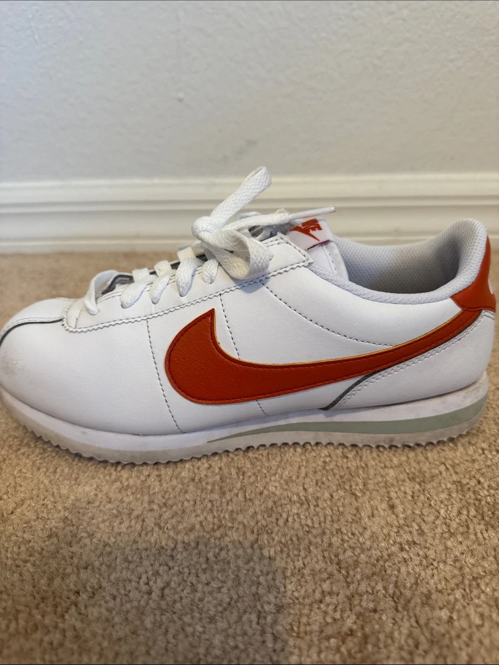 Nike prominent smooth collar